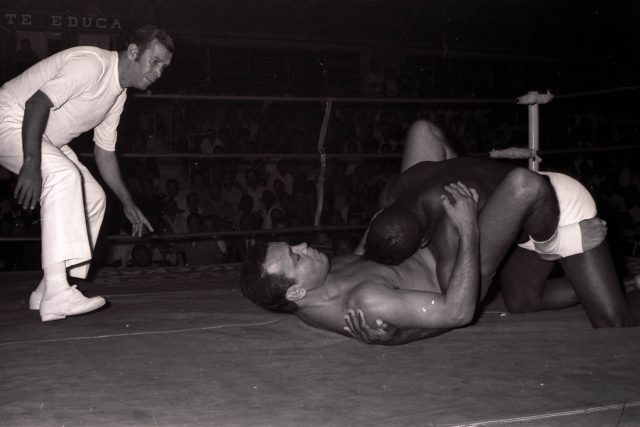 18/12/1970. Credito: Arquivo/CB. Neg.: F - 1864. Carlson Gracie e Valdemar Santana (sunga branca) durante luta no ginasio do Colegio Marista.
